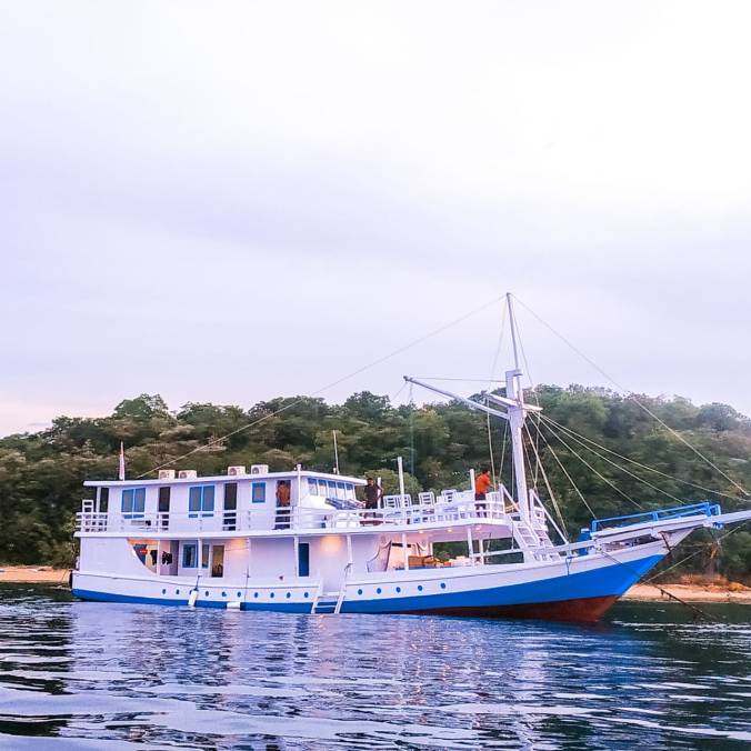 santorini charter boat