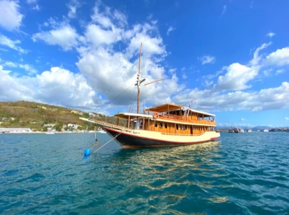 elvano liveaboard sailing trip komodo indonesia