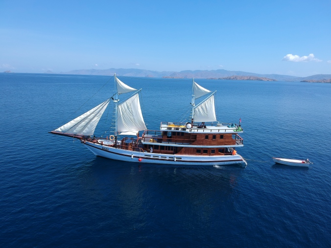 Riley Phinisi Boat Liveaboard Komodo Sailing Trip Indonesia