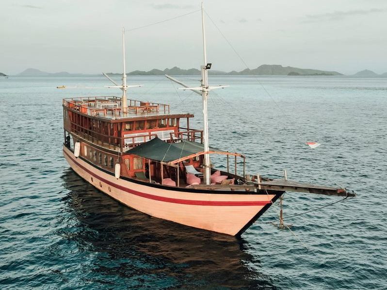 kanha loka liveaboard sailing trip indonesia